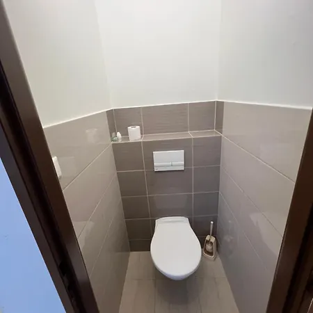 Dvorniky Apartman דירה *